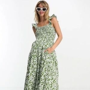 Abecromie Womens Ruffle Smocked Midi Dress. Green/ White.  Size XS. Never Worn